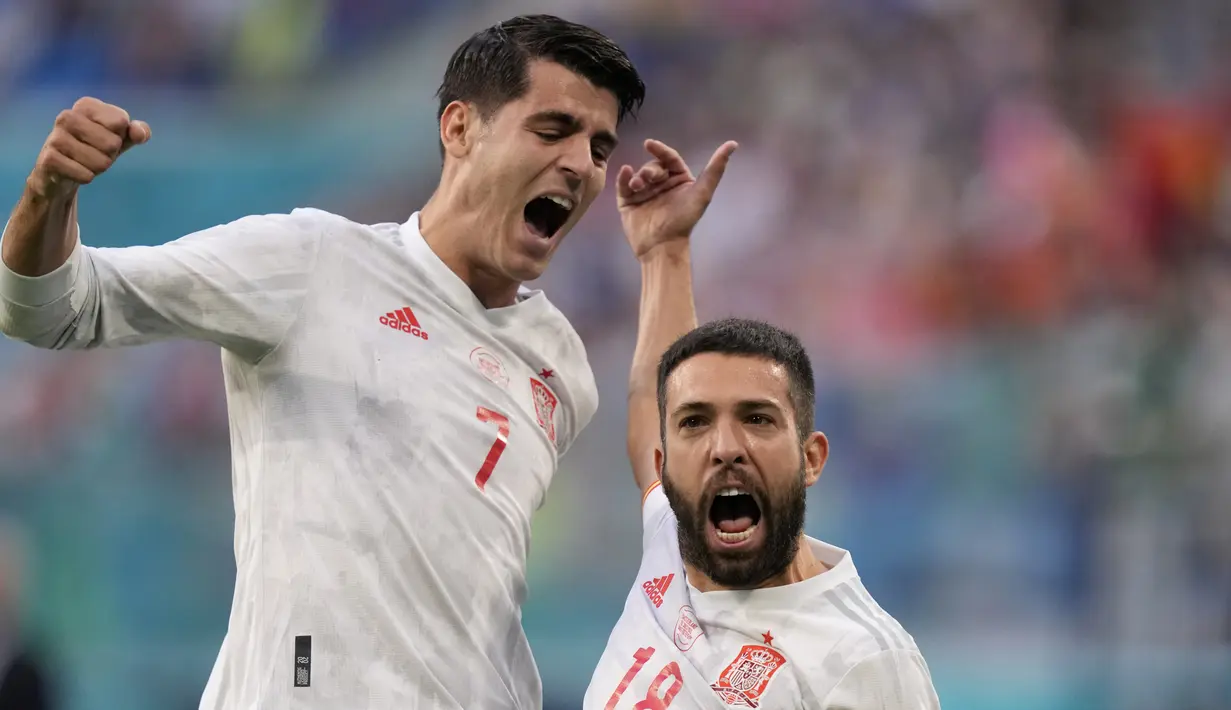 Bek timnas Spanyol, Jordi Alba berselebrasi dengan Alvaro Morata setelah mencetak gol ke gawang Swiss pada perempat final Euro 2020 di Krestovsky Stadium, Saint Petersburg, Sabtu (3/7/2021) dini hari WIB.  Spanyol menyingkirkan Swiss 3-1 (1-1) melalui adu penalti. (AP Photo/Dmitri Lovetsky, Pool)