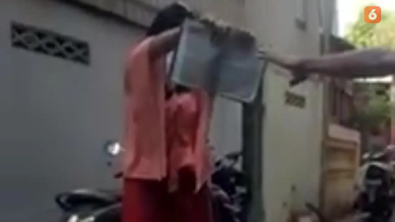 Tangkapan layar wanita Makassar mengaku yahudi lalu banting dan ancam robek Al-Qur'an (Istimewa)