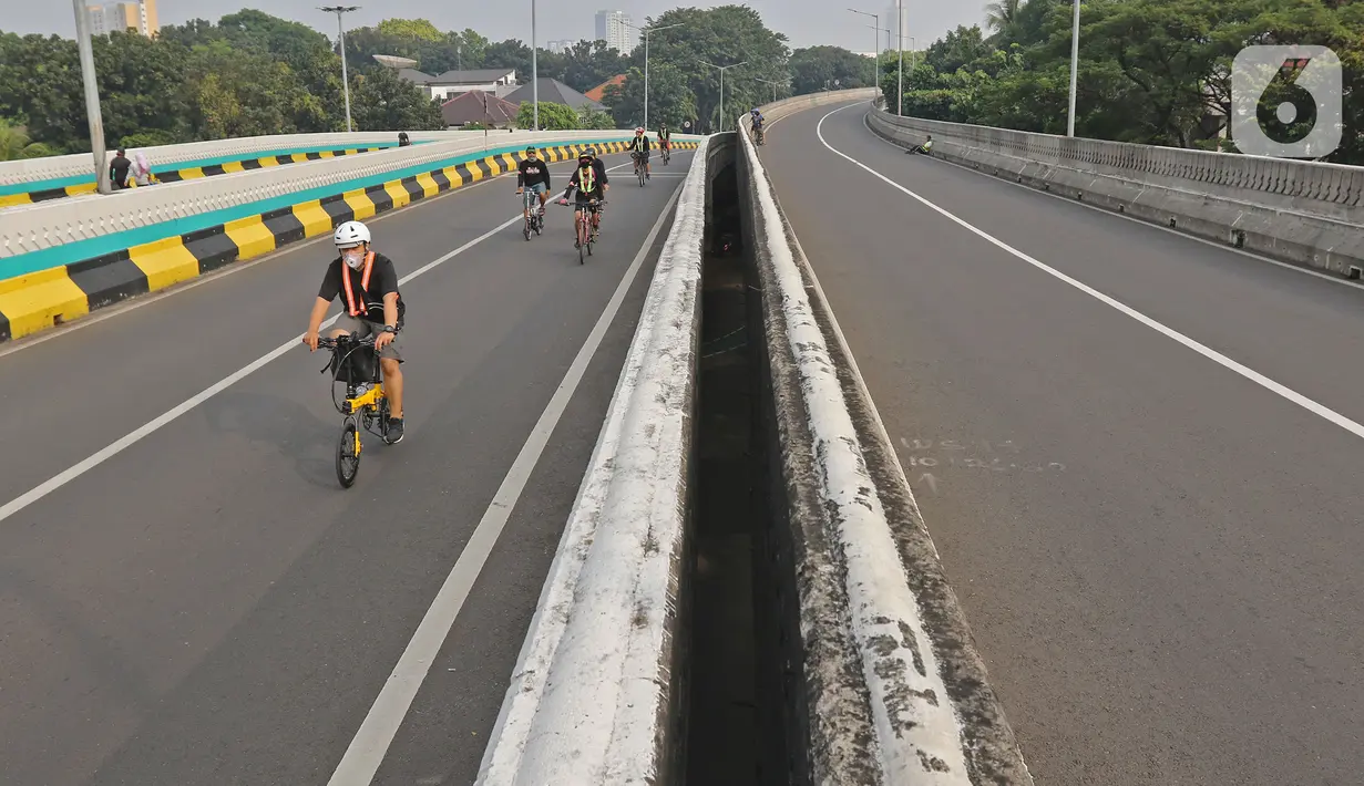 Warga bersepeda saat Car Free Day (CFD) di Jalan Layang Non Tol Antarasari, Jakarta, Minggu (28/6/2020). Pemprov DKI Jakarta menggelar HBKB atau CFD di 32 lokasi baru untuk menggantikan HBKB yang ditiadakan di Jalan Sudirman-Thamrin. (Liputan6.com/Herman Zakharia)