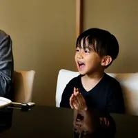 Membangun komunikasi yang hangat dengan anak bukan sekadar mendengar kata-katanya, tetapi juga memahami apa yang sebenarnya ingin mereka sampaikan. (foto/dok: freepik/rawpixel.com)