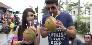 Selepas liburan dari tanah lot, candi dan tempat lain, ternyata Elif menikmati seduhan kelapa hijau.