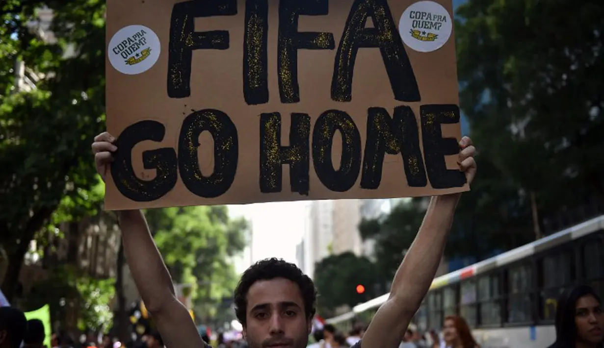 Jelang pembukaan Piala Dunia 2014, beberapa demonstran melakukan aksi unjuk rasa di Rio de Janeiro, Brasil, (12/6/2014). (AFP PHOTO/Yasuyoshi Chiba)