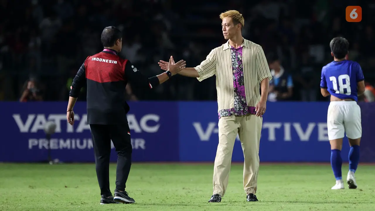 Foto: Gaya Nyentrik Keisuke Honda saat Laga Kamboja Melawan Timnas Indonesia di SEA Games 2023, Jadi Laga Terakhir Bareng Angkor Warriors