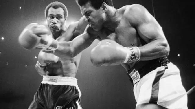 Muhammad Ali saat berhadapan dengan Ken Norton saat melakukan pertandingan di Inglewood California (AP)