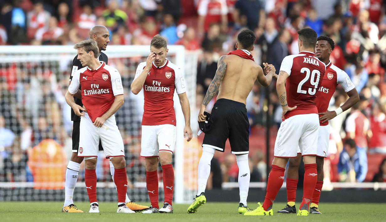 Para pemain Arsenal tampak kecewa usai kalah dari Sevilla pada laga turnamen Piala Emirates yang berlangsung di Stadion Emirates, Minggu (30/7/2017). Arsenal takluk 1-2 dari Sevilla. (AP/John Walton)