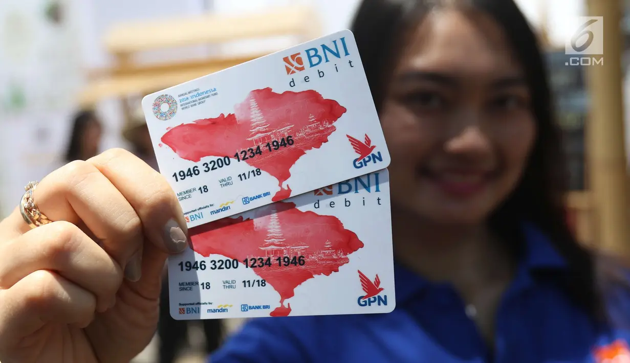 SPG menunjukkan kartu tap cas BNI saat acara IMF-Bank Dunia Grup di Nusa Dua Bali, Jumat (11/12).  Kartu Virtual Account Debit digunakan delegasi untuk mempermudah transaksi selama acara tersebut. (Liputan6.com/Angga Yuniar)