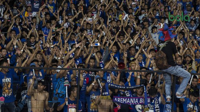Suporter Arema FC, Aremania, memberikan dukungan saat menonton laga Liga 1 melawan Persija Jakarta di SUGBK, Jakarta, Sabtu (31/3/2018). Persija menangn 3-1 atas Arema FC. (Bola.com/Vitalis Yogi Trisna)