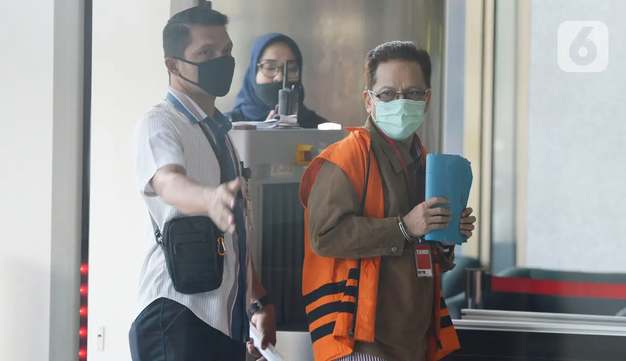 Tersangka mantan Kadis PUPR Kabupaten Mojokerto, Zaenal Abidin memasuki Gedung KPK untuk pemeriksaan di Jakarta, Selasa (7/4/2020). Zaenal Abidin diperiksa sebagai tersangka dalam kasus gratifikasi dari rekanan pelaksana proyek-proyek di lingkungan Pemkab Mojokerto. (merdeka.com/Dwi Narwoko)