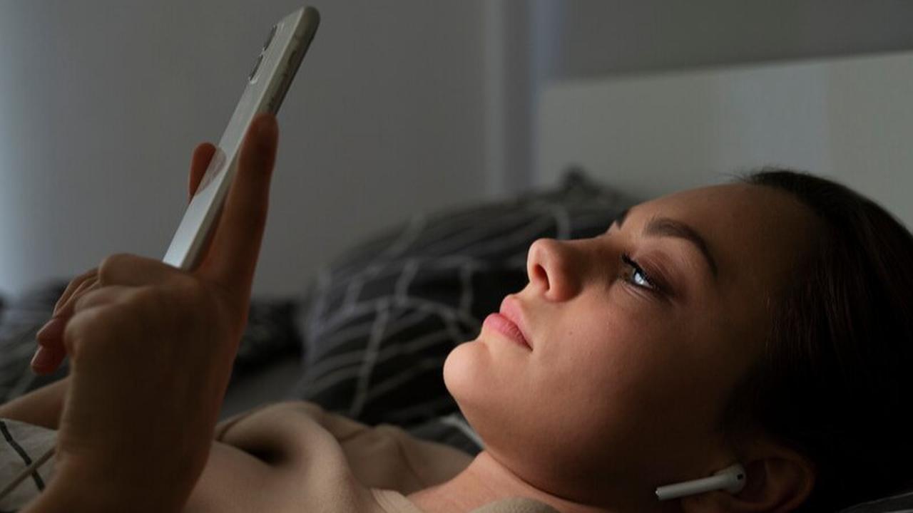 Dari Kebanyakan Nugas sampai FOMO, Ini 3 Alasan Gen-Z Sering Begadang dan Tidur Dini Hari