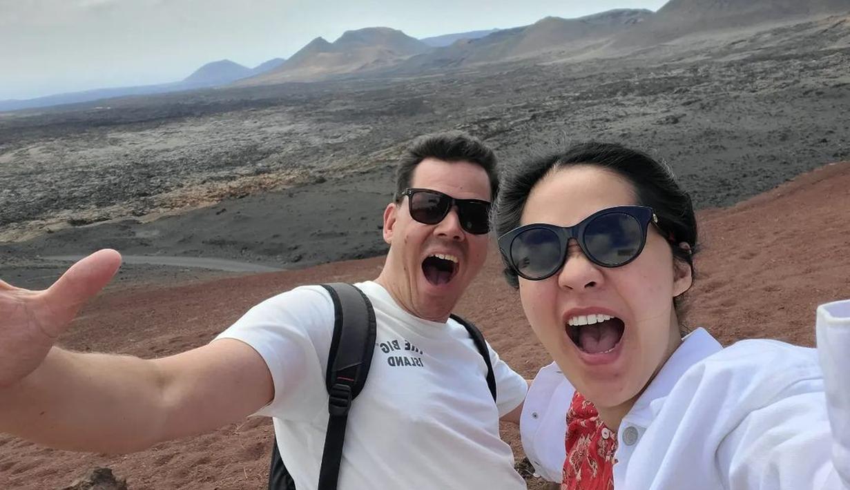 Tak hanya berlatar laut, Gracia Indri dan Jeffry juga memilih pemandangan sebagai background. Mereka tetap terlihat seru. (Foto: Instagram/@graciaz14)