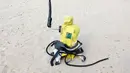 Dalam setiap balapan, Robot Jockeys ini digerakkan oleh sang pemilik menggunakan remote control. Pengunaan Robot Jockeys juga dinilai membuat unta bisa berlari lebih cepat lagi. (Bola.com/Ade Yusuf Satria)