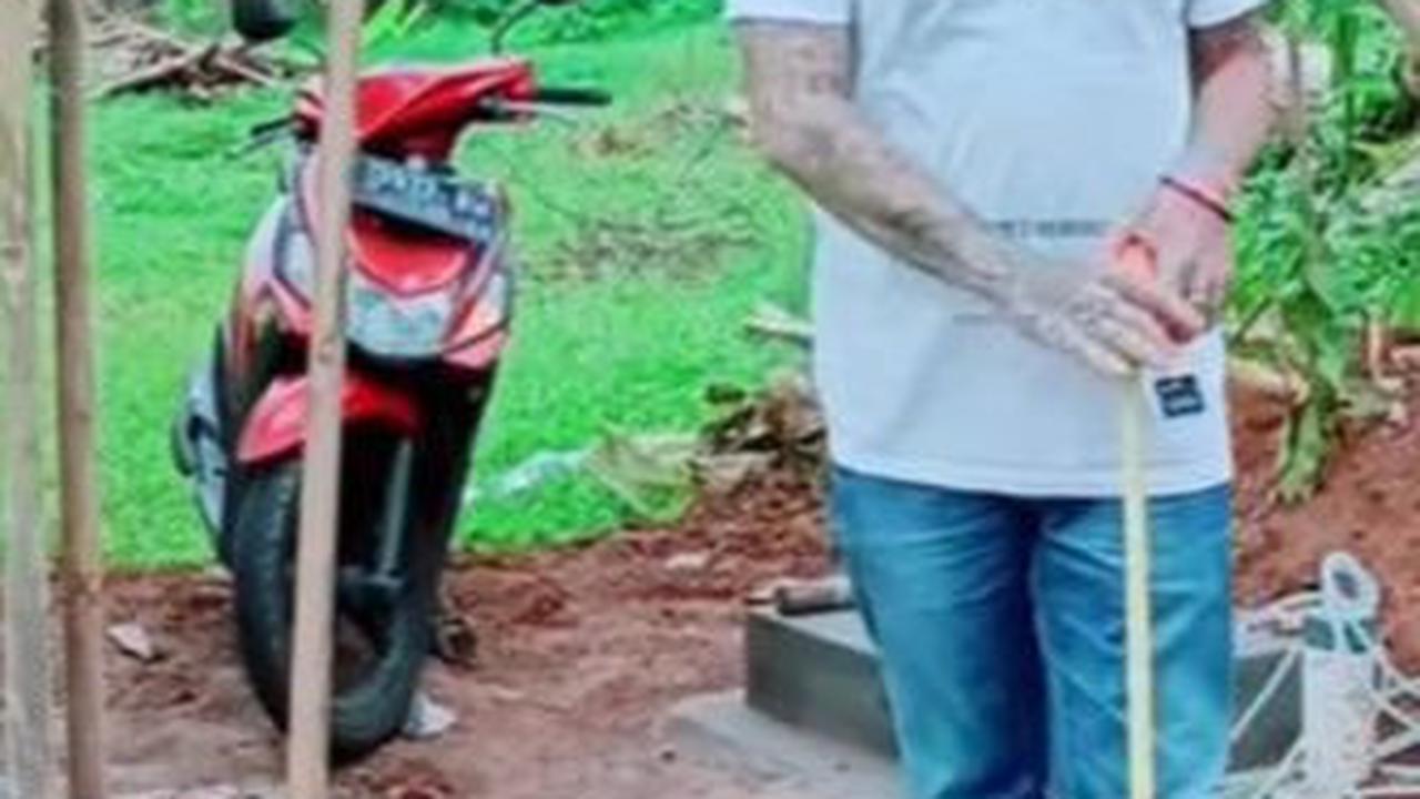 Usai Pensiun Dituding Akan Jadi Preman, Hoho Alkaf Kades Bertato Tanggapi dengan Santai 'Piara Kambing Ngarit Mencari Rumput