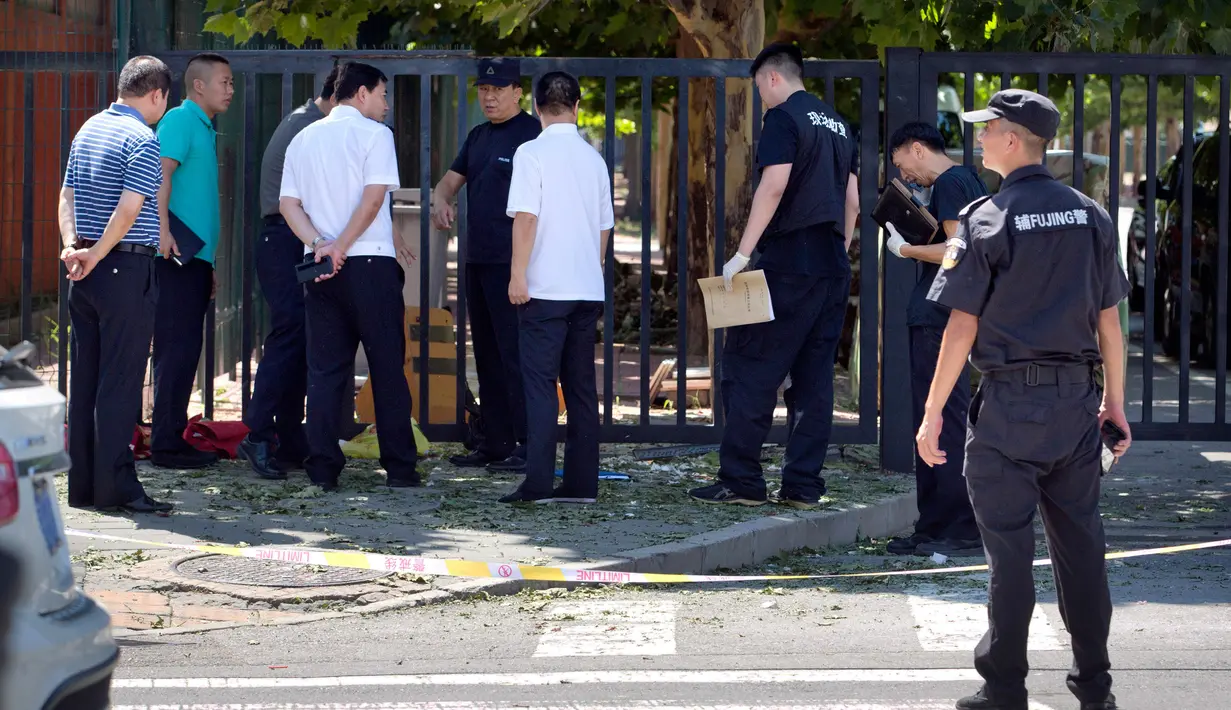 Personel keamanan China berdiri di lokasi ledakan yang terjadi dekat kedutaan besar Amerika Serikat di Beijing, Kamis (26/7). Selain kedubes AS, di lokasi yang sama terdapat kedubes Israel dan Korea Selatan. (AP/Mark Schiefelbein)