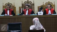 Para Hakim menyimak saat sidang perdana Ratu Atut Chosiyah berlangsung di Pengadilan Tipikor, Jakarta, Rabu (8/3). Sidang tersebut beragendakan pembacaan dakwaan. (Liputan6.com/Helmi Afandi)