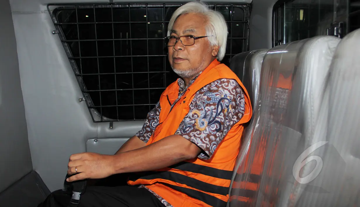 Suroso Atmo Martoyo memasuki mobil yang telah menjemputnya usai menjalani pemeriksaan di gedung KPK,Jakarta,selasa (10/3/2015). (Liputan6.com/Helmi Afandi)