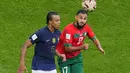 Gelandang Maroko, Sofiane Boufal berebut bola dengan bek Prancis, Jules Kounde pada pertandingan semifinal Piala Dunia 2022 di Maroko di Stadion Al Bayt di Al Khor, Qatar, Kamis (15/12/2022). Prancis menang atas Maroko dengan skor 2-0.  (AP Photo/Hassan Ammar)