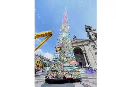 Sebuah menara raksasa setinggi 34,76 meter tersusun dari batu bata lego berhasil dibuat, Hungaria (AFP PHOTO/ATTILA KISBENEDEK).