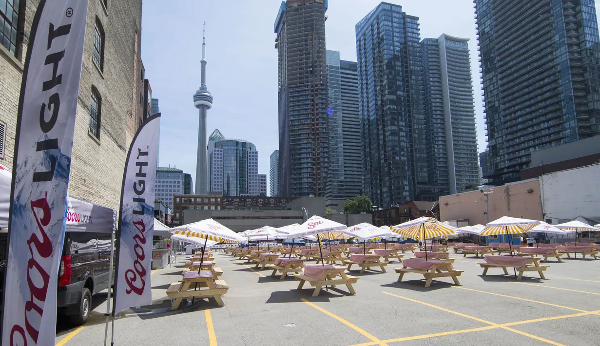 Area makan terbuka sebuah restoran di Toronto, Kanada, 18 Juli 2020. Kota Toronto meluncurkan program CafeTO yang memungkinkan restoran dan bar memperluas area makan terbuka mereka guna melayani lebih banyak pelanggan dengan aman selama pandemi COVID-19. (Xinhua/Zou Zheng)
