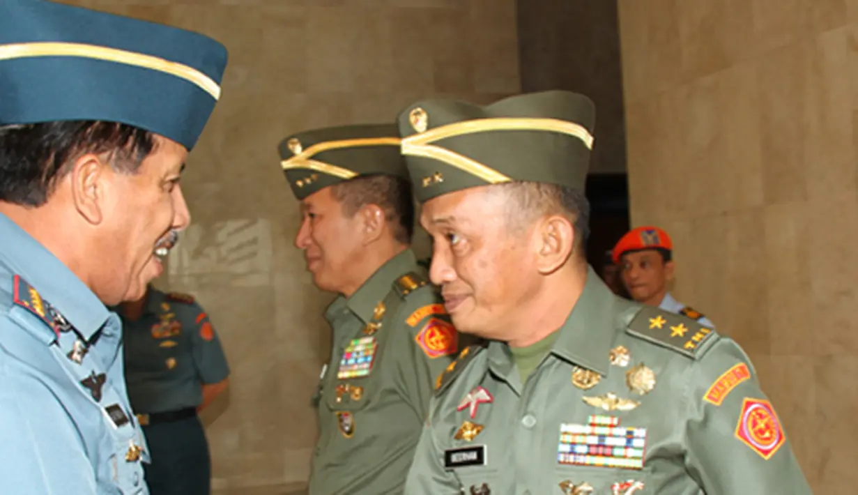 Citizen6, Jakarta: Sementara, Mayor Jenderal TNI Geerhan Lantara menerima jabatan sebagai Irjen TNI menggantikan Marsdya TNI Sukirno KS di Mabes TNI Cilangkap, Jakarta, Kamis (28/6). (Pengirim: Badarudin Bakri).