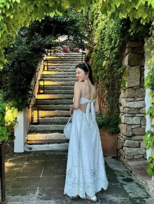 Gaun puth khas musim panas berhasil ciptakan kesan sophisticated pada tampilan.  [Foto: Instagram, Raline Shah]