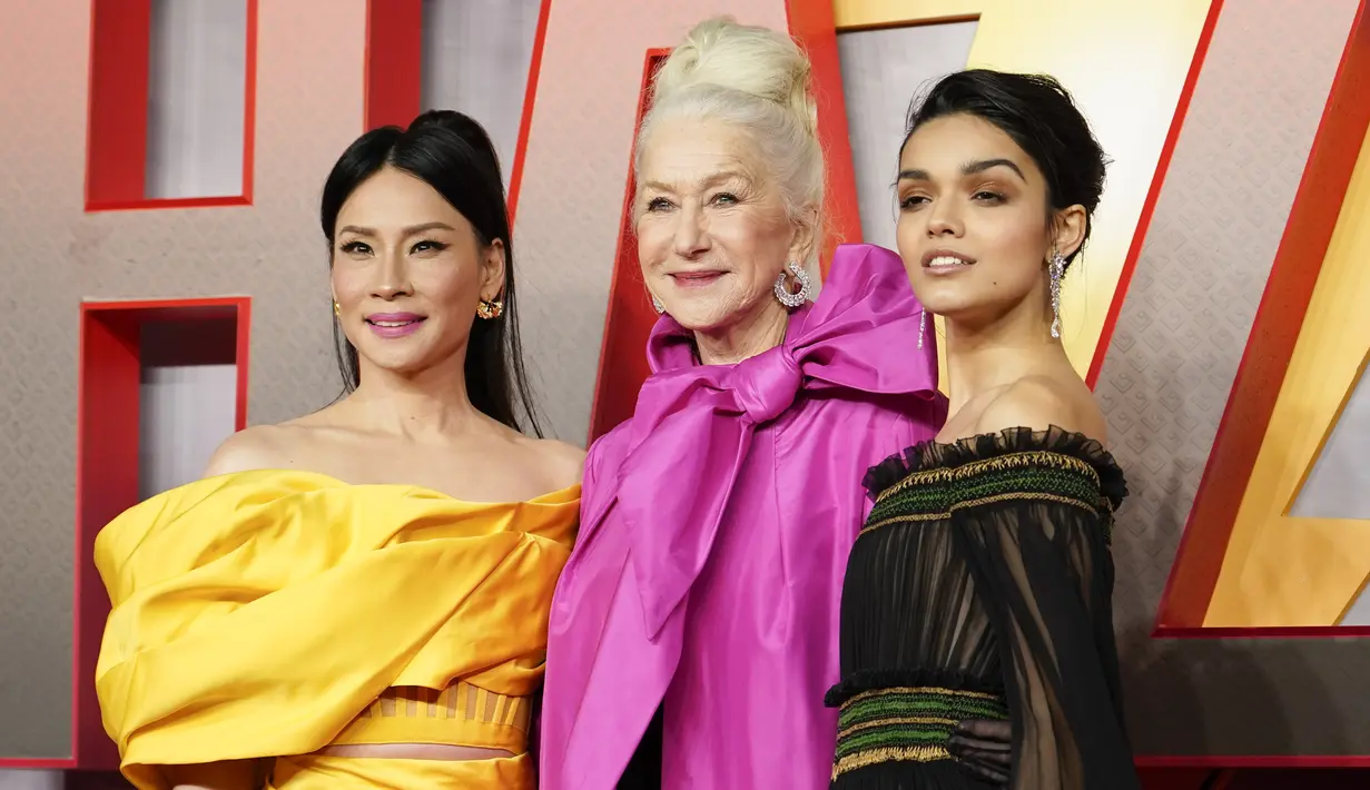 Lucy Liu, Helen Mirren dan Rachel Zegler berpose untuk fotografer setibanya di pemutaran perdana film 'Shazam! Fury of the Gods' di London, Selasa (7/3/2023). (Photo by Alberto Pezzali/Invision/AP)