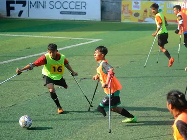 Pemain berebut bola saat pertandingan proses seleksi Timnas Amputasi Indonesia U-23 di F7 Mini Soccer, Cilandak, Jakarta Selatan, Selasa (5/7/2023). Timnas Amputasi Indonesia U-23 bakal berpartisipasi dalam ajang kejuaraan Artalive Challenge Cup – Piala ACC 2023 di Malaysia pada 19–24 Juli mendatang. (merdeka.com/Arie Basuki)
