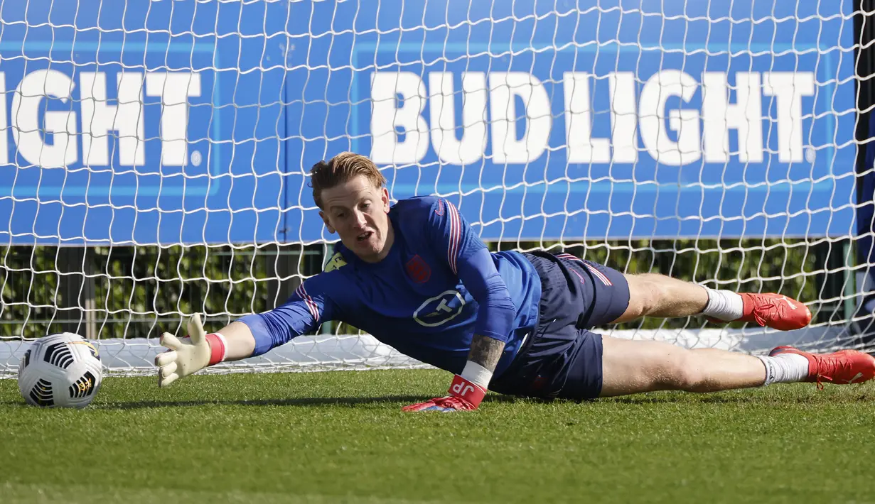 Kiper Inggris, Jordan Pickford menghadiri sesi latihan di Hotspur Way, tempat latihan Tottenham Hotspur, di Enfield, London, Selasa (7/9/2021). Inggris akan bertandang ke markas Polandia dalam matchday ke-6 kualifikasi Piala Dunia 2022 zona Eropa Grup I pada 9 September mendatang. (Tolga Akmen/AFP)