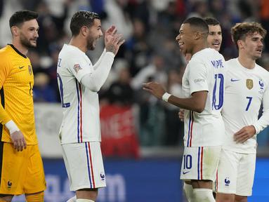Timnas Prancis melaju ke final UEFA Nations League 2021 setelah menang dramatis 3-2 atas Belgia dalam babak semifinal di Juventus Stadium, Turin, Kamis (7/10/2021). Les Bleus sempat tertinggal 2 gol sebelum akhirnya comeback dan memukul balik Belgia di ujung laga. (AP/Luca Bruno)