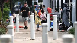 Sejumlah imigran berkumpul di trotoar depan Kantor UNHCR Menara Ravindo, Kebon Sirih, Jakarta, Rabu (3/7/2019). Puluhan imigran meminta tempat tinggal dan keputusan suaka kepada UNHCR. (merdeka.com/Iqbal Nugroho)