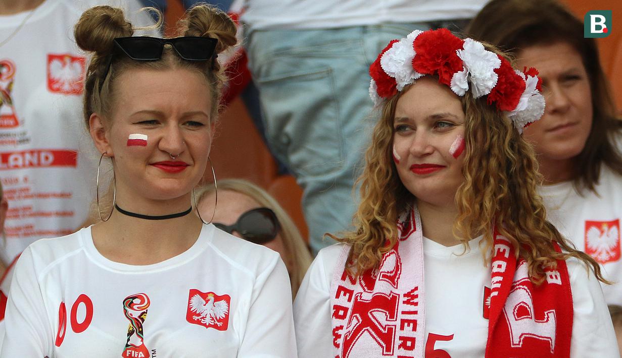 Suporter wanita asal Polandia menyaksikan pertandingan Timnas Polandia U-17 melawan Timnas Senegal U-17 di Grup D Piala Dunia U-17 2023 yang berlangsung di Stadion Si Jalak Harupat, Kabupaten Bandung, Jawa Barat, Selasa (14/11/2023). Timnas Senegal U-17 berhasil mengalahkan Polandia U-17 dengan skor 4-1. (Bola.com/Ikhwan Yanuar)