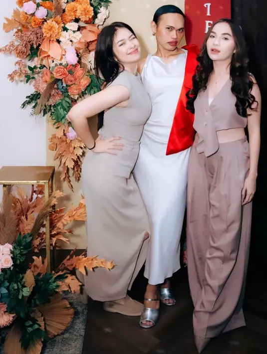 Rekannya dalam sinetron ‘Mermaid in Love’. Rebecca Klopper tampil menawan dengan sleeveless top dan maxi skirt nuansa khaki-nya [@syifahadju/@rklopperr/@wanda_haraa].