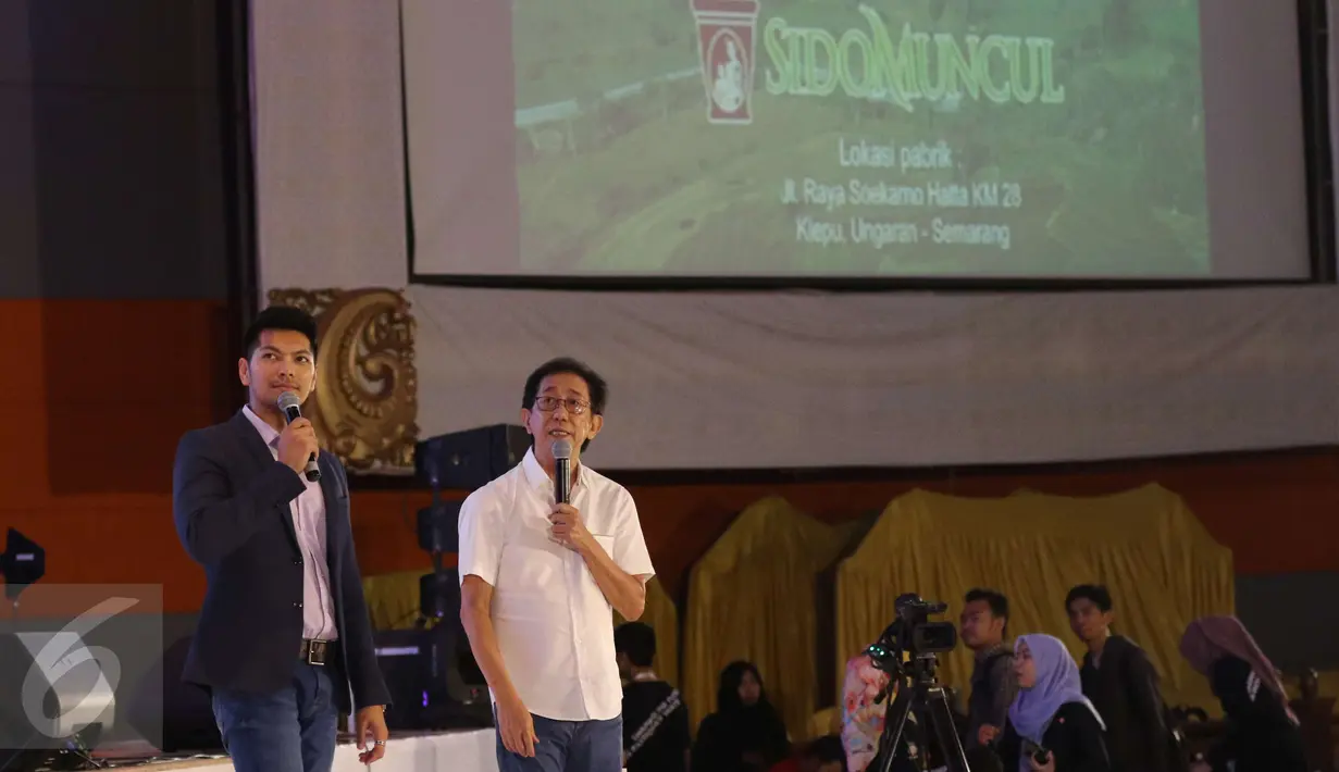 Direktur Marketing PT Sido Muncul Irwan Hidayat melontarkan beberapa pertanyaan yang disambut antusias oleh para Emtek Goes To Campus (EGTC) 2017 di Universitas Negeri Malang, Kamis (4/5).(Liputan6.com/Helmi Afandi)