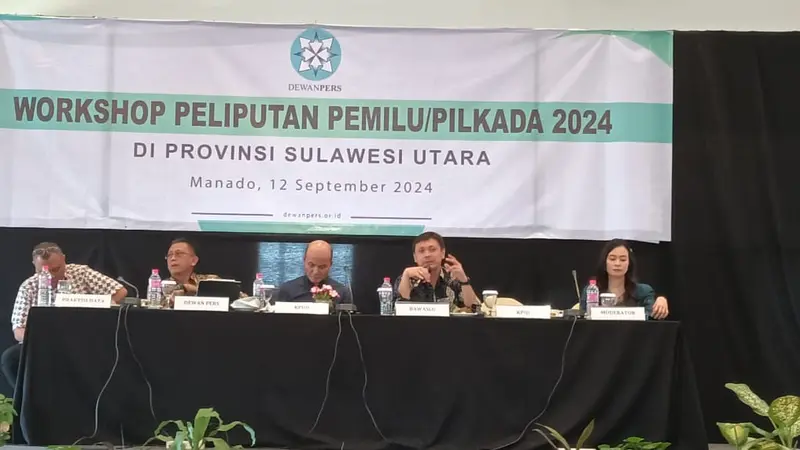 Ketua Bawaslu Sulut Dr Ardiles Mewoh MSi (keempat dari kiri) saat menyampaikan materi dalam Workshop Peliputan Pemilu/Pilkada 2024 yang digelar Dewan Pers pada, Kamis (12/9/2024), di Peninsula Hotel Manado.