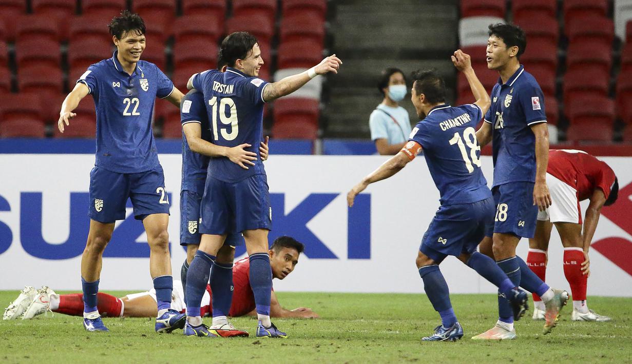 Empat gol bersarang ke gawang Timnas Indonesia masing-masing dicetak oleh kapten Thailand, Chanathip Songkrasin yang memborong dua gol (menit dua dan 53), Supachok Sarachat menit ke-68 dan diakhiri gol Bordin Phala tujuh menit menjelang waktu normal usai. (AP/Suhaimi Abdullah)