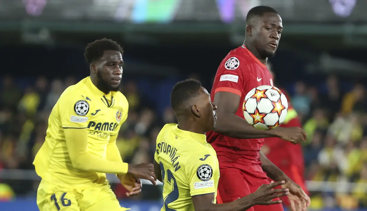 <p>Bek Villarreal Pervis Estupinan (tengah) berebut bola dengan bek Liverpool Ibrahima Konate pada leg kedua semifinal Liga Champions di Estadio de la Ceramica atau El Madrigal, Rabu (4/5/2022) dini hari WIB. Liverpool lolos ke final usai hampir kena comeback sebelum menang 3-2. (AP Photo/Alberto Saiz)</p>