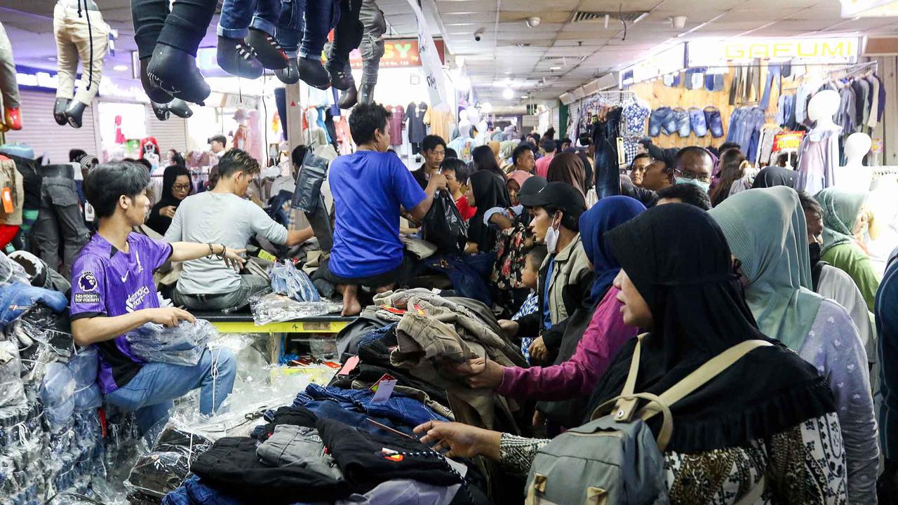 FOTO:   Hampir Sepekan Jelang Lebaran, Warga Memadati Pasar Tanah Abang