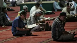 Sejumlah jemaah membaca kitab suci Alquran usai salat di Masjid Istiqlal, Jakarta, Selasa (7/5/2019). Di antara amal kebajikan yang sangat dianjurkan dilakukan pada bulan suci Ramadan adalah tadarus Alquran. (Liputan6.com/Faizal Fanani)