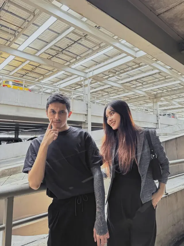 Jarang Tersorot, Intip 5 Potret Bimo Picky Picks bareng Istri yang Lagi Hamil Anak Ketiga