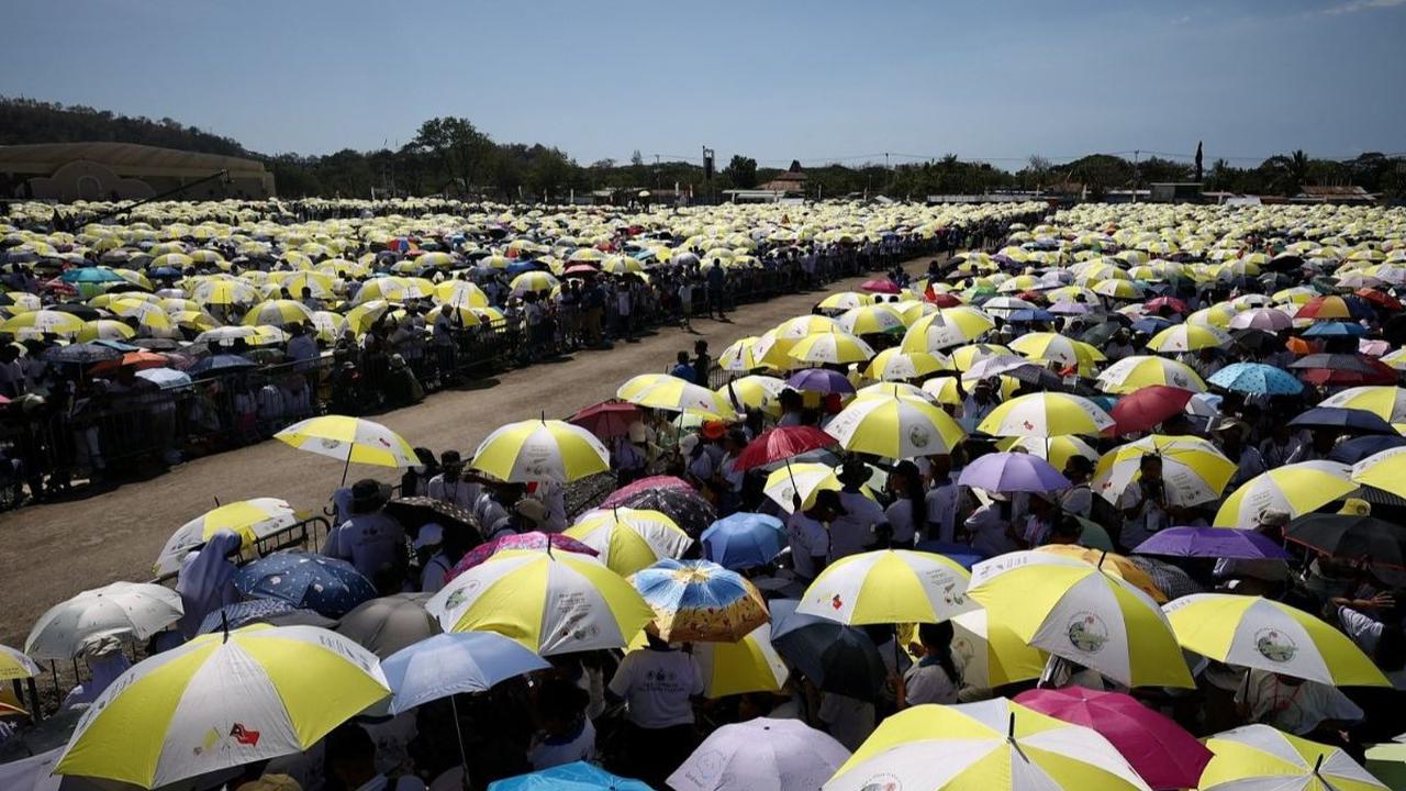Di bawah terik matahari, para umat Katolik tampak menantikan momen bersejarah ini, di mana pemimpin Gereja Katolik dunia akan memimpin misa akbar di negara yang mayoritas penduduknya beragama Katolik. Foto: Reuters
