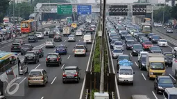 Arus lalu lintas di Jalan Tol Dalam Kota padat merayap, Jakarta, Jumat (1/7). Seiring berakhirnya jam kerja, sejumlah pemudik terlihat mulai meninggalkan kota Jakarta menuju kampung halaman. (Liputan6.com/Helmi Fithriansyah)