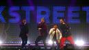 Howie Dourough, Nick Carter, Brian Littrell, dan Kevin Richardson dari Backstreet Boys tampil di atas panggung selama Jingle Ball 2022 iHeartRadio KISS108 di TD Garden di Boston, Massachusetts (11/12/2022). Backstreet Boys menyanyikan lagu-lagu hits mereka. (Adam Glanzman/ Getty Images untuk iHeartRadio/AFP)