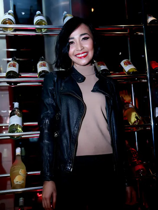 Pembawaan lagu yang lebih nge-beat lewat musik R&B yang diusungnya, menuntut perubahan pada Rini Wulandari menjadi lebih dewasa dan seksi. (Wimbarsana K/Bintang.com)