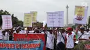 Sejumlah petani tebu menggelar unjuk rasa di depan Istana Merdeka, Jakarta, Senin (28/8).  Ribuan petani gula dari seluruh Indonesia menyatakan 16 tuntutan terkait kebijakan gula yang dikeluarkan oleh pemerintah. (Liputan6.com/Angga Yuniar)