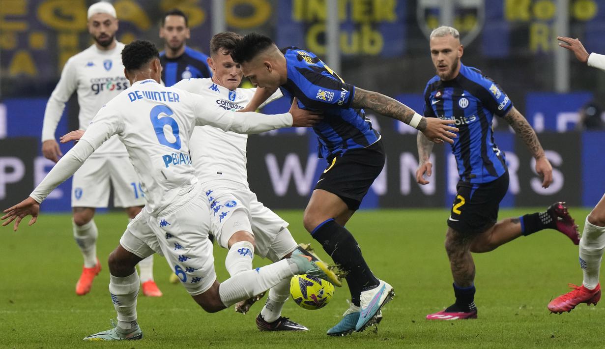 <p>Penyerang Inter Milan, Lautaro Martinez berusaha melewati pemain Empoli, Koni De Winter selama pada pertandingan lanjutan Liga Italia di stadion San Siro di Milan, Italia, Selasa (24/1/2022). Kemenangan atas Inter Milan membuat Empoli kini berada di peringkat ke 9 dengan 25 poin. (AP Photo /Luca Bruno)</p>
