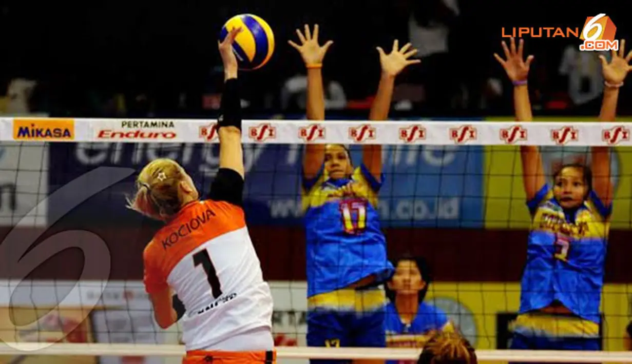 Kecermelangan pemain asing Jakarta BNI 46 Kociova belum mampu meredam pemain Jakarta Popsivo PGN dalam laga lanjutan Proliga di Jakarta (Liputan6.com/Helmi Fithriansyah)