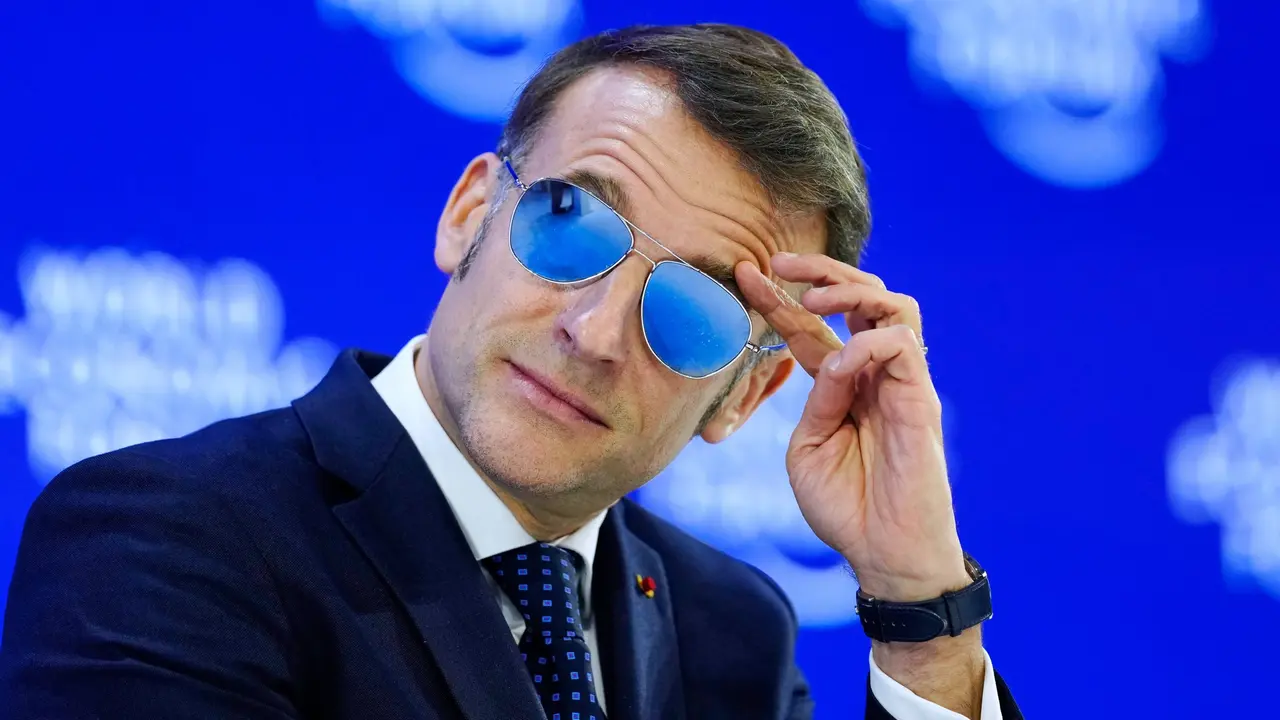 Presiden Prancis Emmanuel Macron terlihat mengenakan kacamata hitam saat pertemuan tahunan Forum Ekonomi Dunia di Davos, Swiss, Selasa, 20 Januari 2026. (Dok. AP Photo/Markus Schreiber)