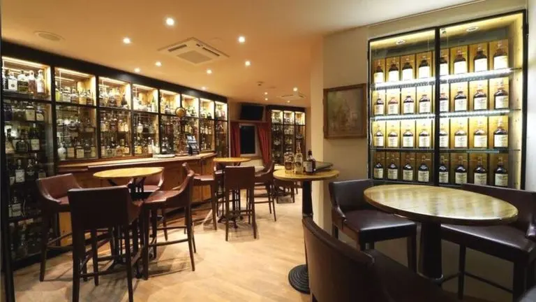 Bar alkohol di Hotel Waldhaus yang menjual berbagai Wiski langka nan mahal (Sandro Bernasconi/Hotel Waldhaus)