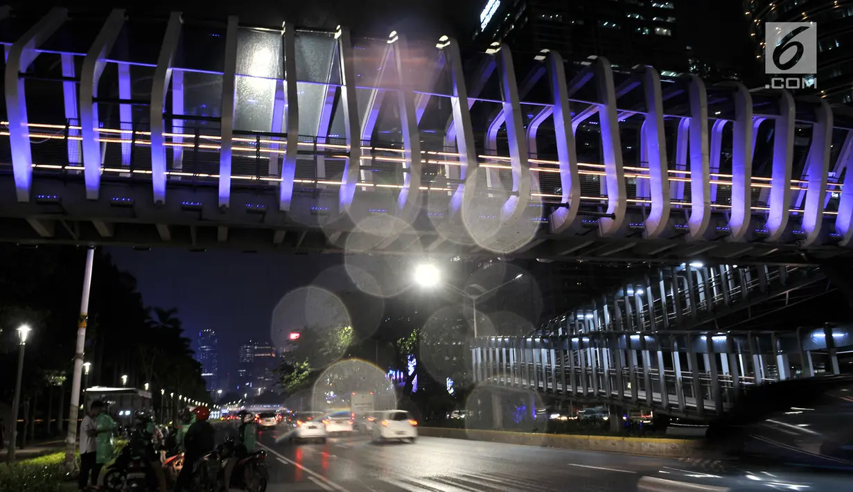 Kendaraan melintas di bawah jembatan penyeberangan orang (JPO) Gelora Bung Karno (GBK), Jakarta, Senin (25/2). JPO GBK merupakan salah satu jembatan penyeberangan yang baru direvitalisasi oleh Pemprov DKI Jakarta. (Merdeka.com/Iqbal S Nugroho)