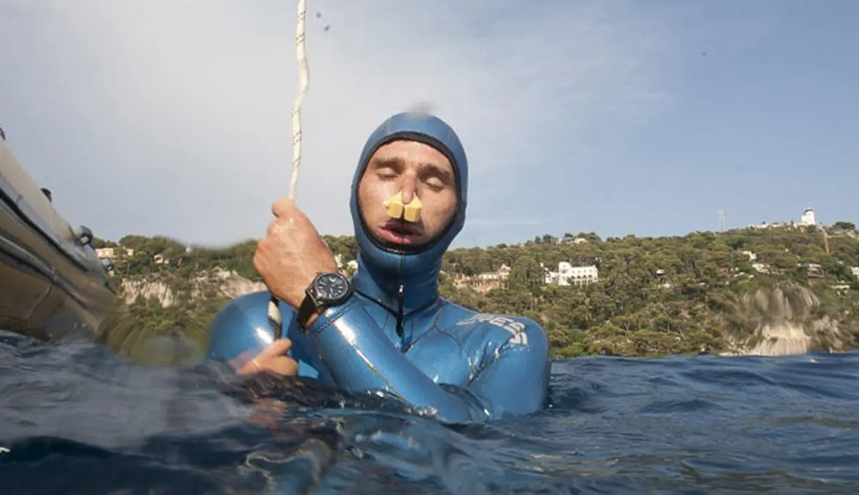 Penyelam asal Perancis Guillaume Nery berlatih apnea selama sesi latihan di laut Mediterania, Nice, Perancis, (18/7/ 2015). Ia mengikuti kejuaraan dunia selam yang  berlangsung pada 5 hingga 20 September mendatang di Siprus. (AFP PHOTO/Boris Horvat)