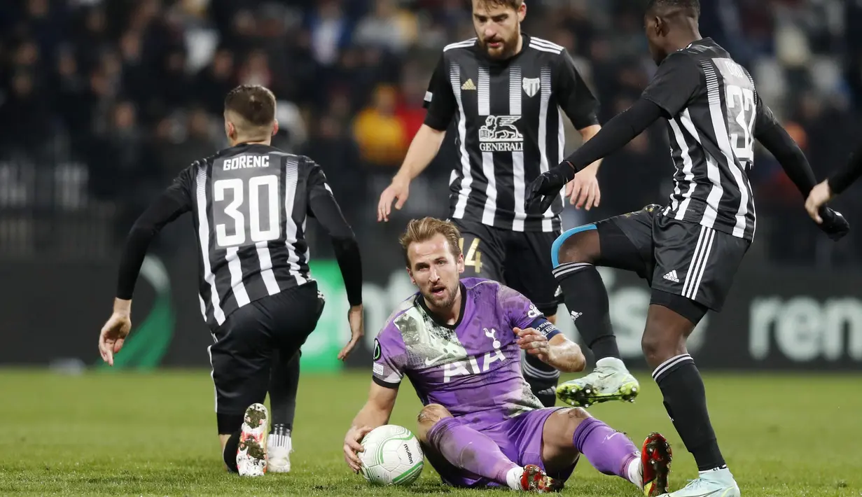 Tottenham Hotspur secara mengejutkan takluk dari klub antah berantah asal Slovenia yakni Mura pada laga kelima Grup G Europa Conference League, Jumat (26/11/2021). Pelatih Antonio Conte pun murka dengan hasil tersebut. (AP Photo)